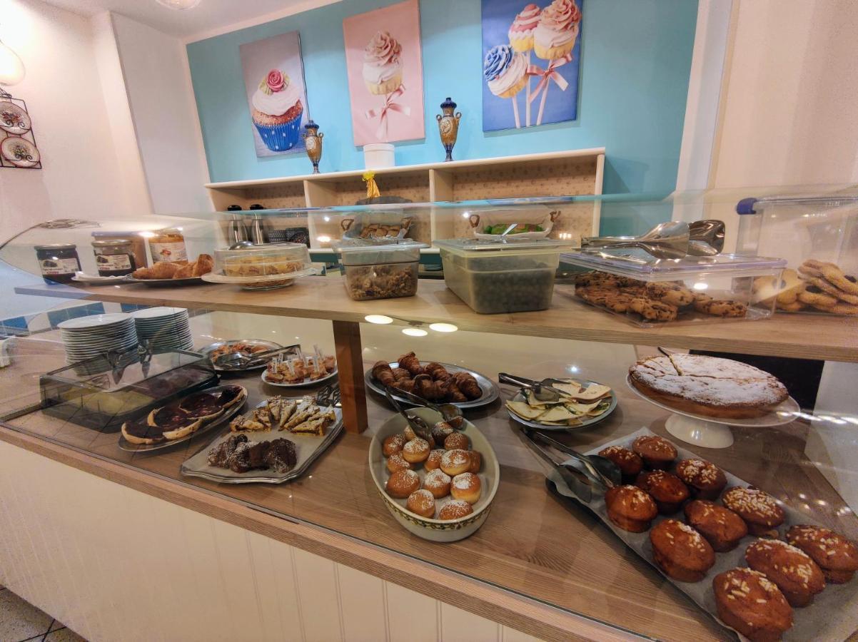 Hotel Adria B&B - Colazione Fino Alle 12 Misano Adriatico Exterior foto