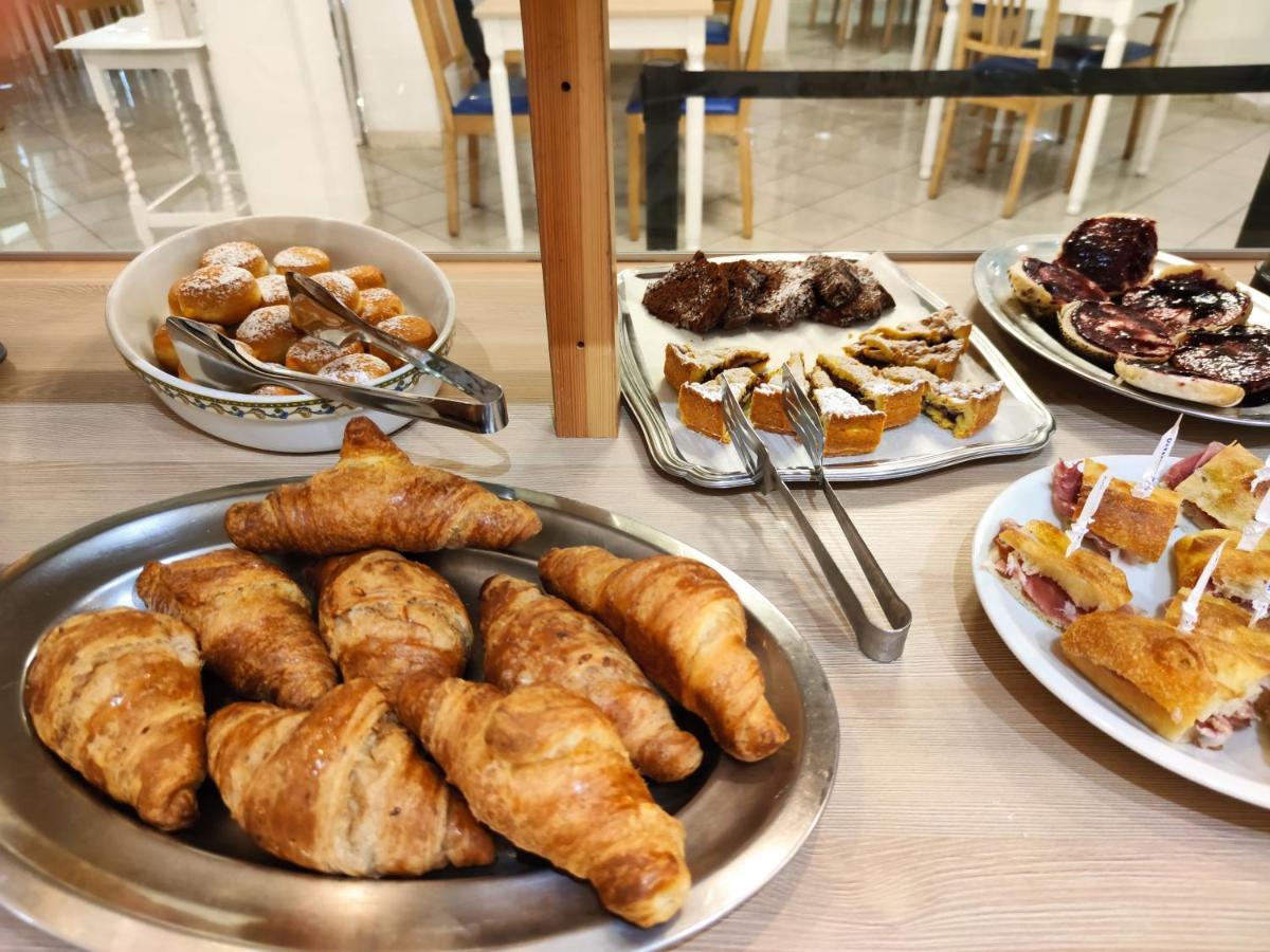 Hotel Adria B&B - Colazione Fino Alle 12 Misano Adriatico Exterior foto