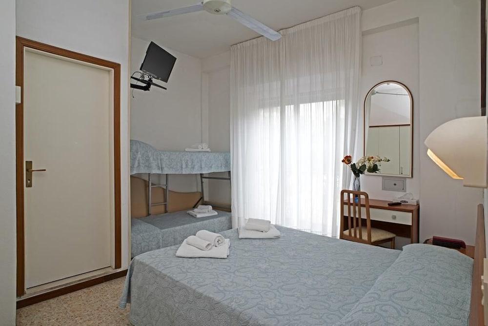 Hotel Adria B&B - Colazione Fino Alle 12 Misano Adriatico Exterior foto