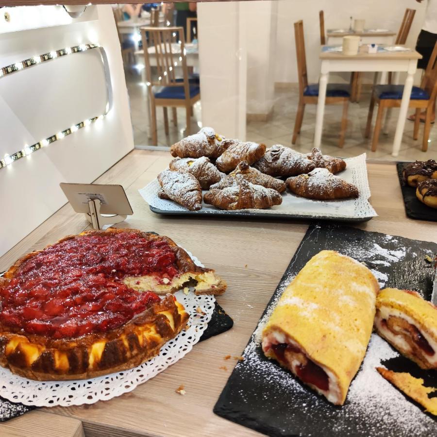 Hotel Adria B&B - Colazione Fino Alle 12 Misano Adriatico Exterior foto